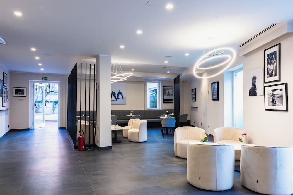 J Maluni City Hotel - photo 11