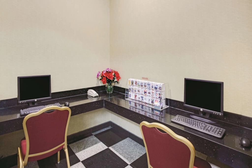 La Quinta Inn by Wyndham Queens (New York City) - photo 12