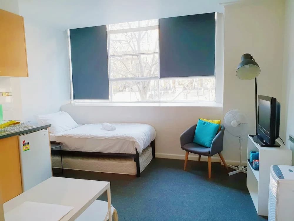 Holistay at Melbourne Central Apartment - photo 3