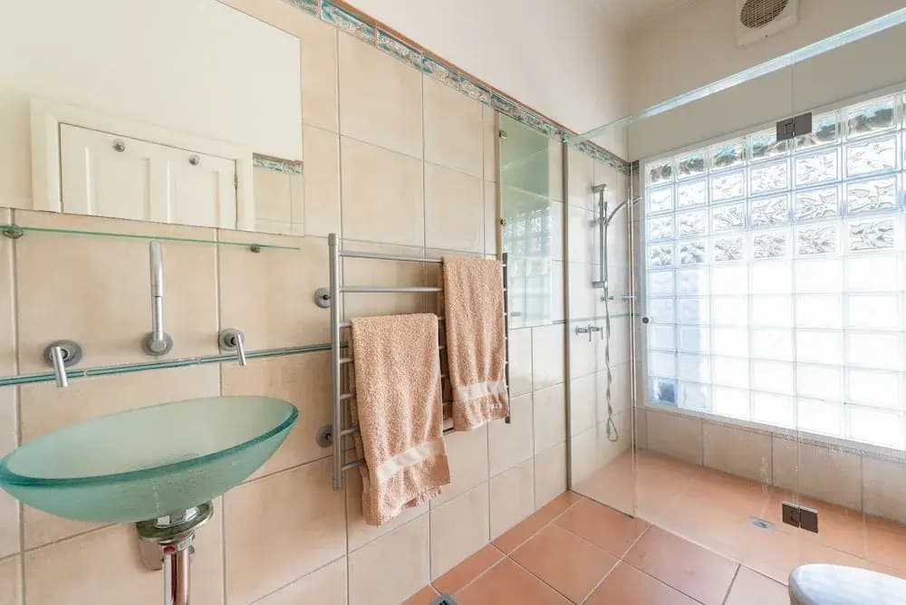 Gorgeous family retreat next to the CBD - photo 8