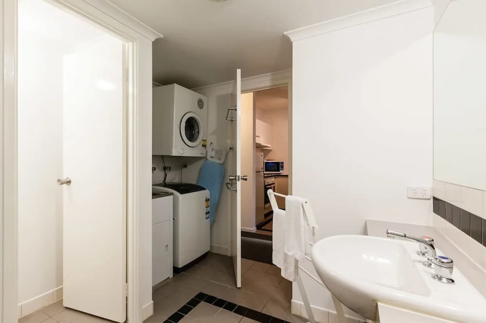 DAWN, 2BDR Carlton Apartment - photo 6