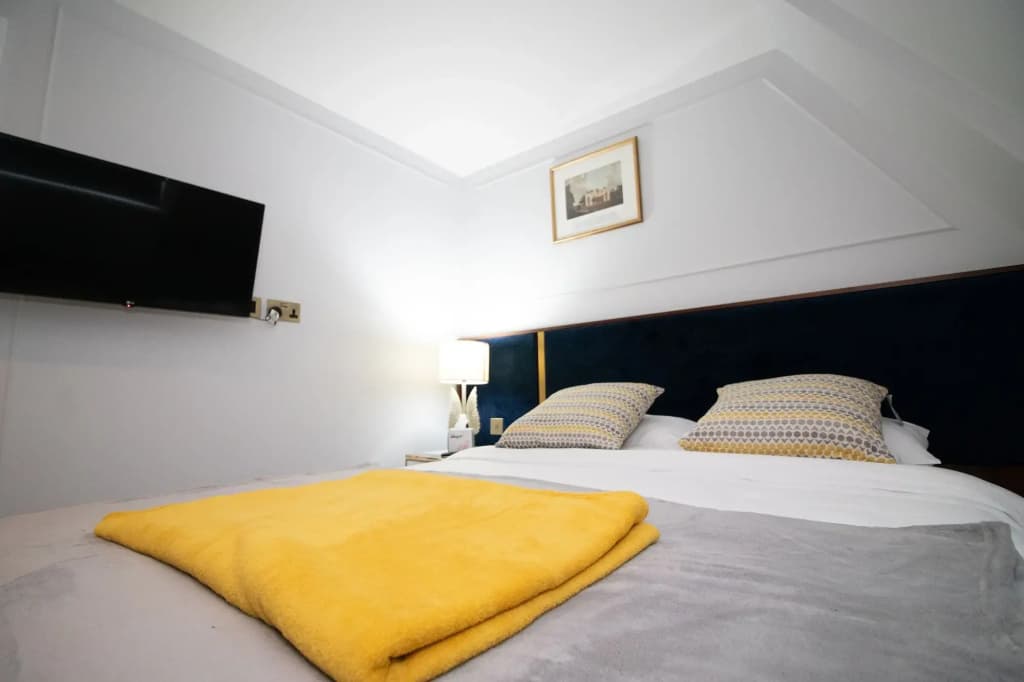Three Falcons Hotel - photo 24
