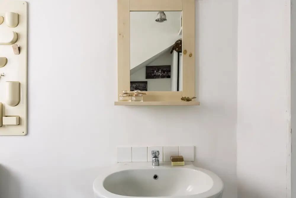 JOIVY Classic Top-Floor Studio By Park - photo 9