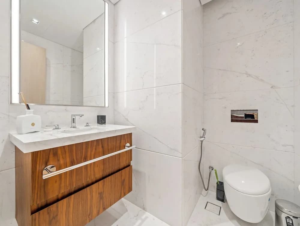 Elegant Apartment Amidst Vibrant Area with Balcony - photo 8