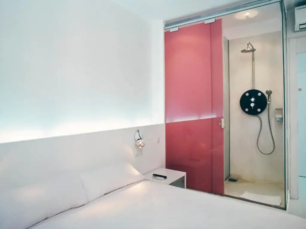 Chic & Basic Tallers Hostal - photo 8