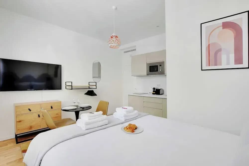 Cute Studio in Eclectic 18th District - 1 - photo 4