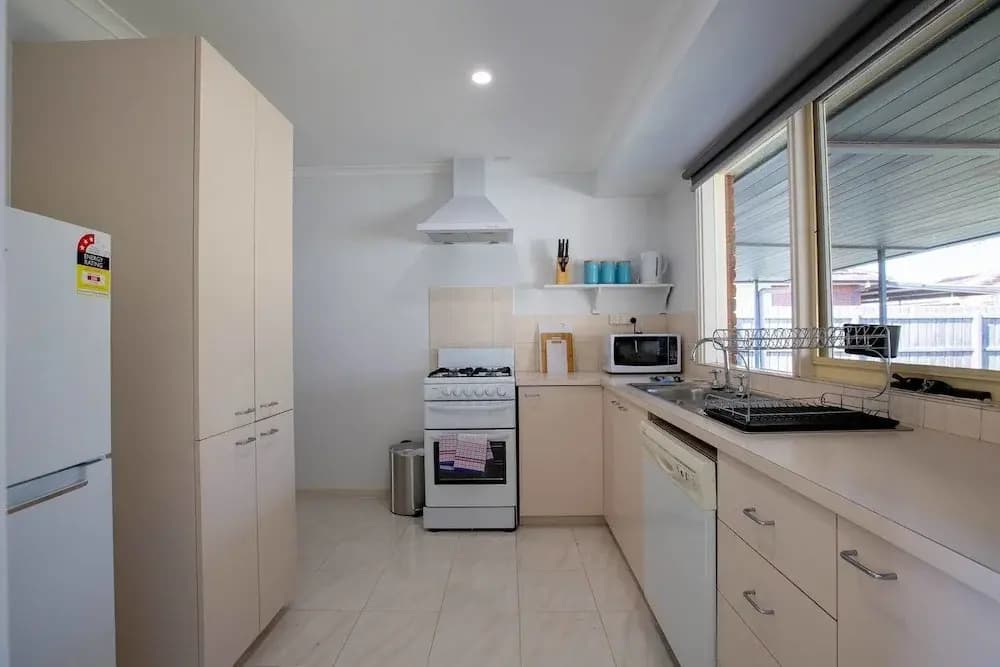 Comfy Beautiful House in Epping - photo 13