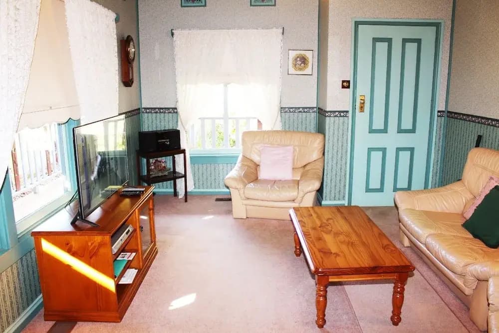 Ambrose Cottage Front Apt - photo 3