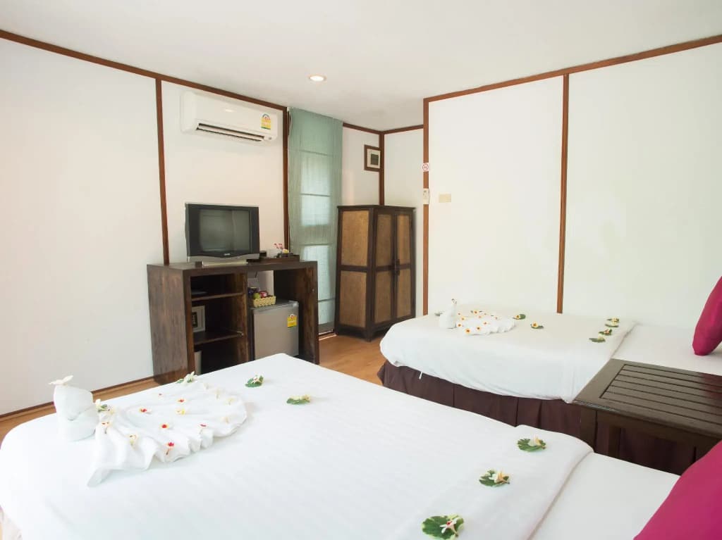 B52 Beach Resort - photo 2