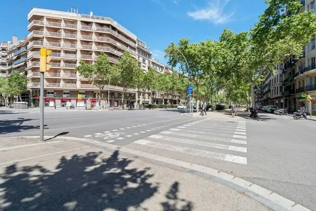 Arc de Triomf Luxury Modern 2-Bedroom 2-Bathroom - photo 10