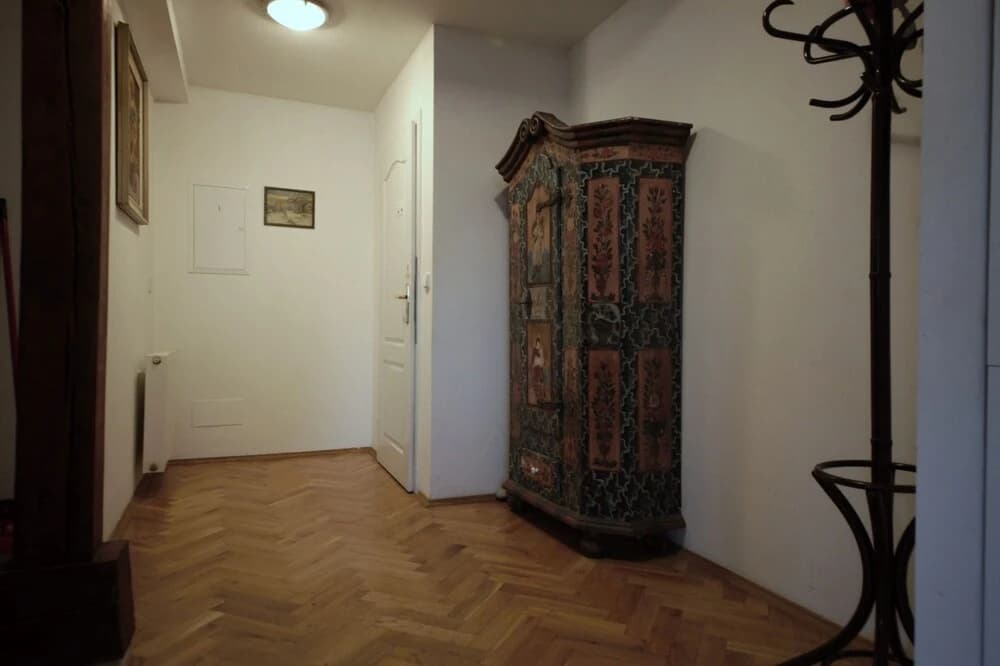 Generous Attic Apartment - photo 10
