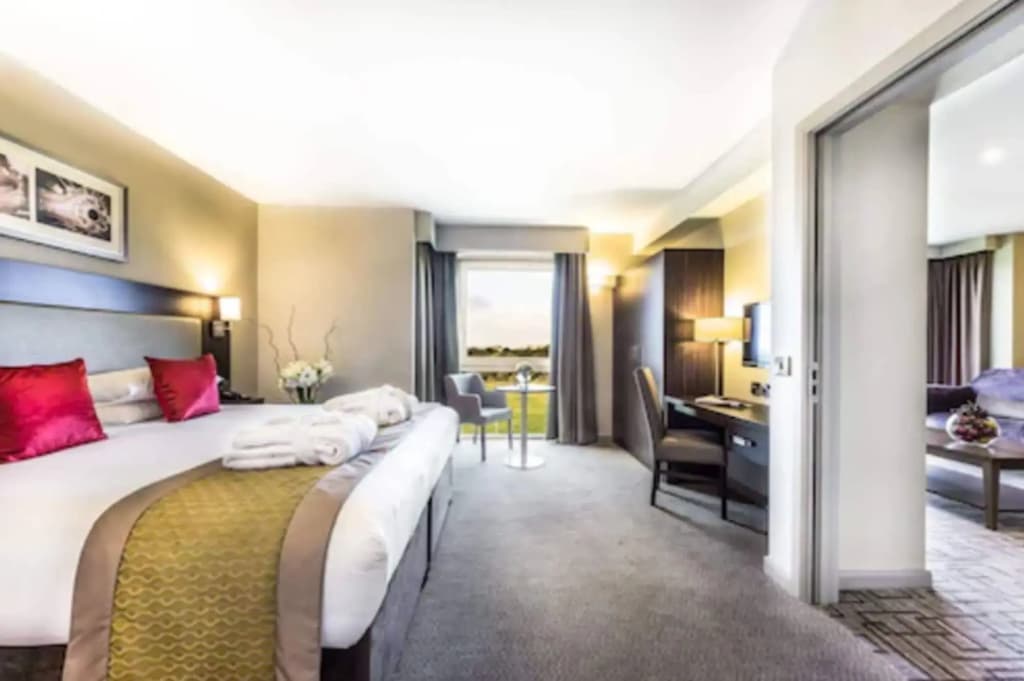Heston Hyde Hotel - photo 3