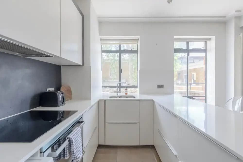 Sleek & Stylish 1BD Flat w/ Balcony - Kings Road - photo 15