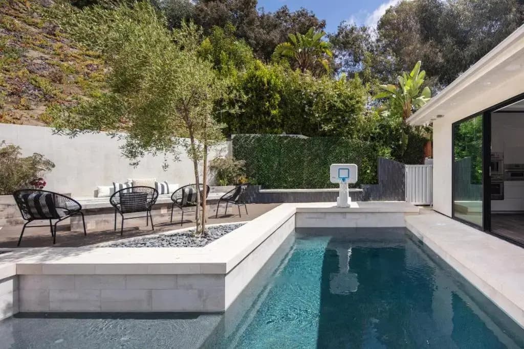 Willow Glen - Hollywood Hills Multi-level Villa With Theater & Pool - photo 33