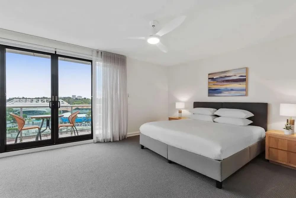 Spacious 3-bed Apartment by the MCG - photo 3