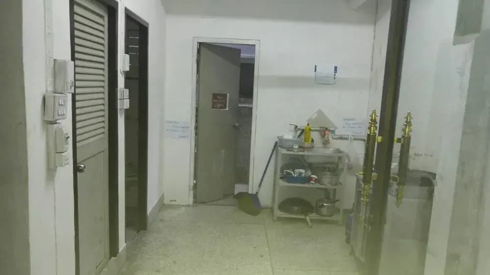New Royal Hostel - photo 11