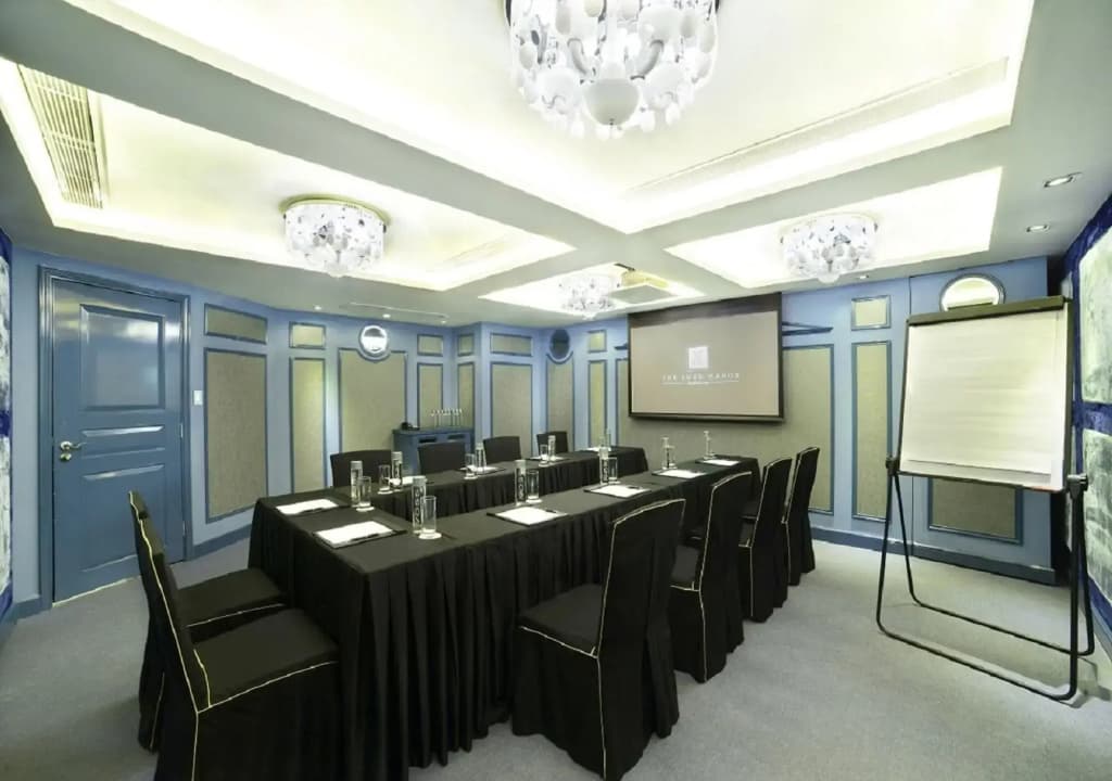 The Luxe Manor - photo 32