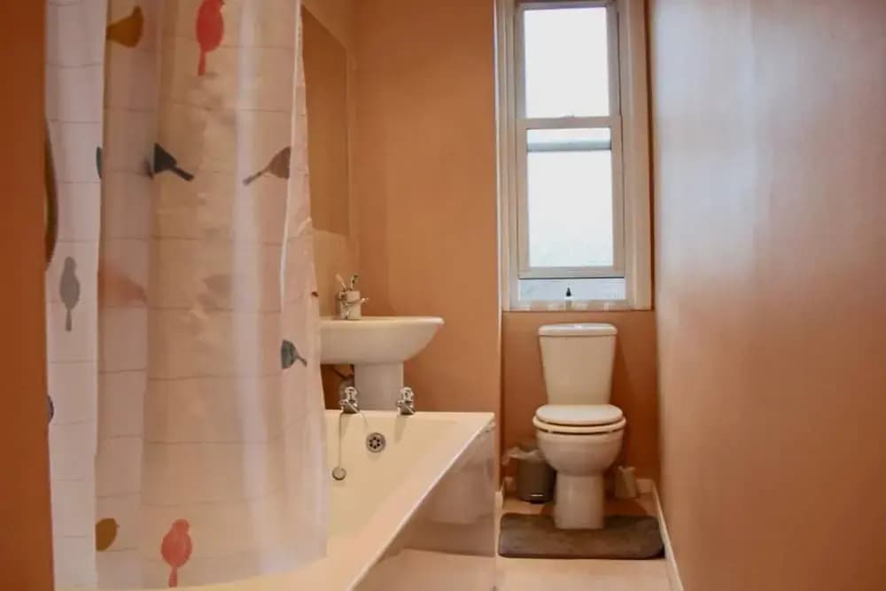 Classic 2 Bedroom Edinburgh Flat - photo 12
