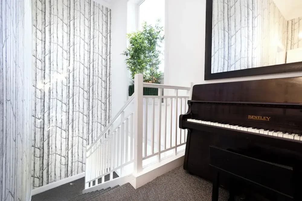 Delightful 3-bed Flat with Parking - photo 19