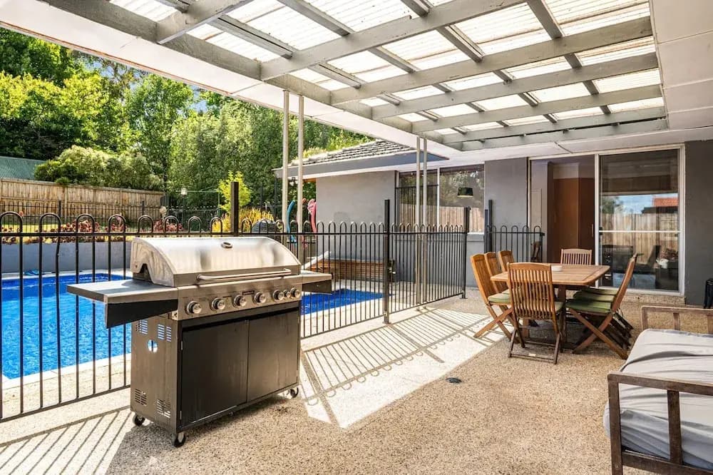 Spacious 5-bed Home With Pool in Glen Iris - photo 19
