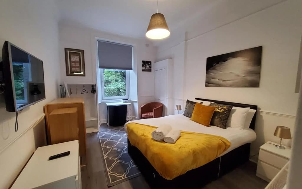 6 Separate beds, 2 baths -Leith Spectacular Apartment - photo 4