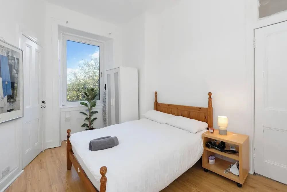 Bright 2 Bedroom Flat on Leith Walk - photo 3