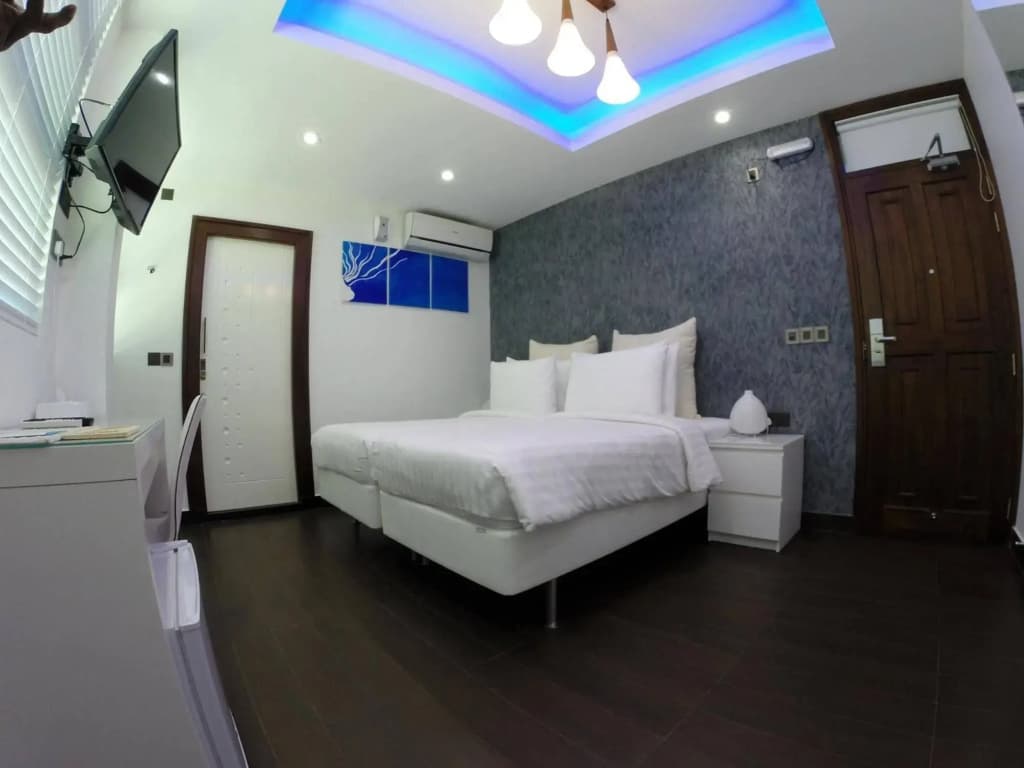 Airport Beach Hotel - photo 3