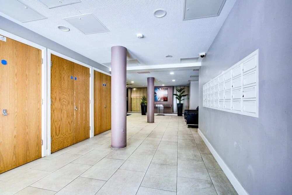 Modern Greenwich Flat With Parking - photo 12