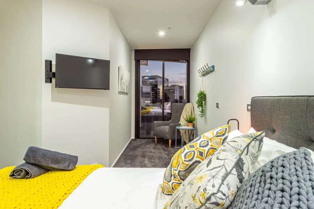 Luxury 3 Bed 2 Bath City Views - photo 3