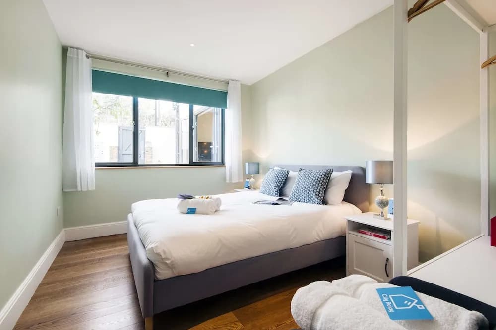 The Spacious Fulham Apartment - FOI - photo 21