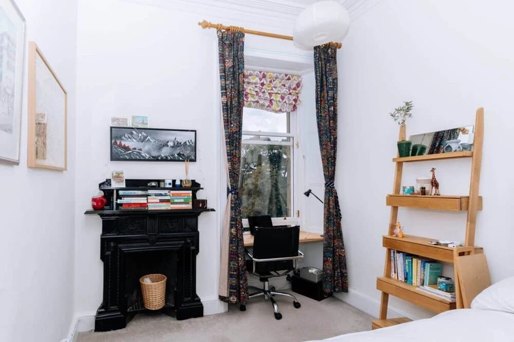 Spacious 3 Bedroom Flat in Edinburgh - photo 1