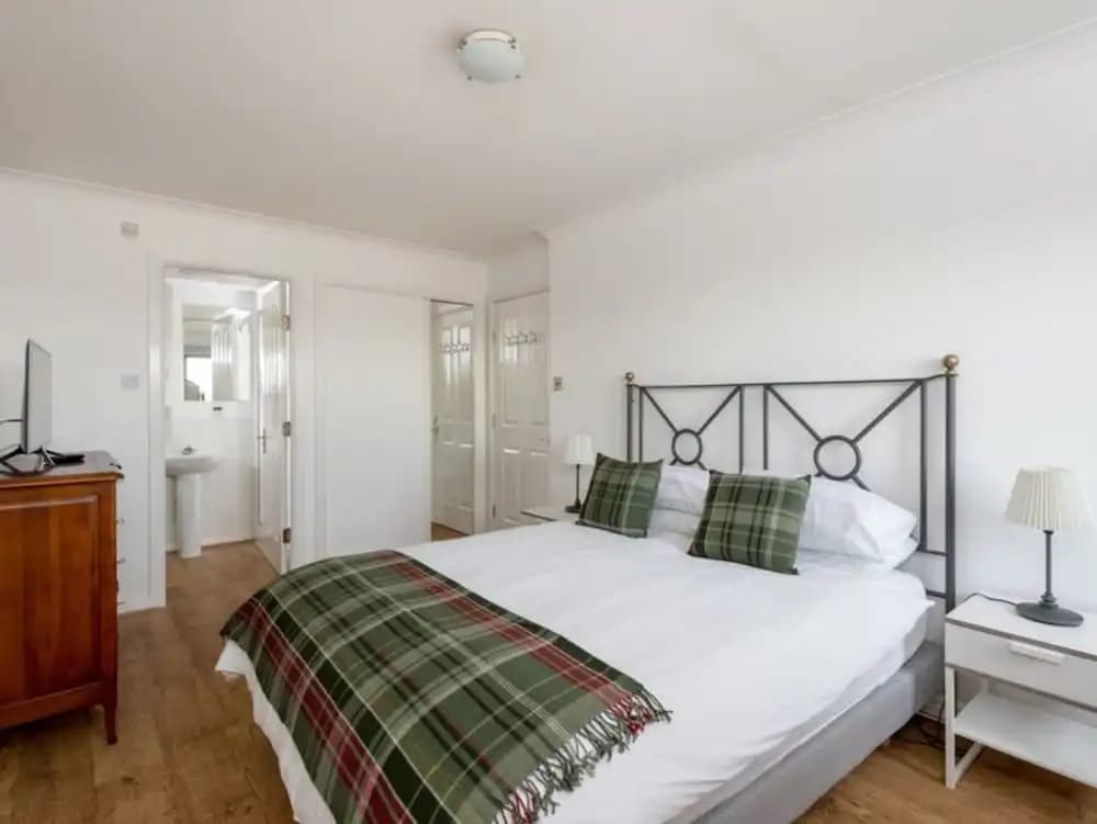 Spacious Flat In Stockbridge - main photo