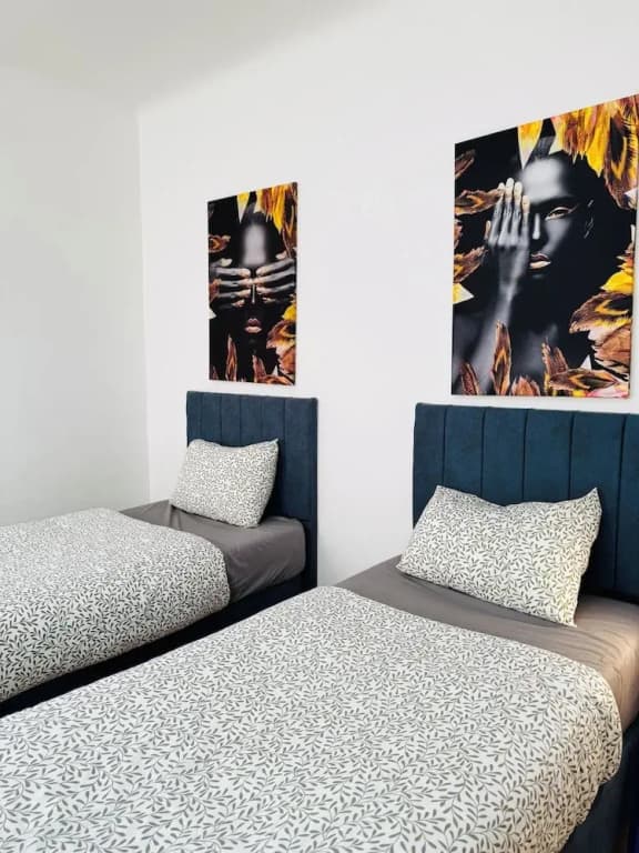 Stylish 3BR Apt Outdoor Space Sleeps 8 - photo 8