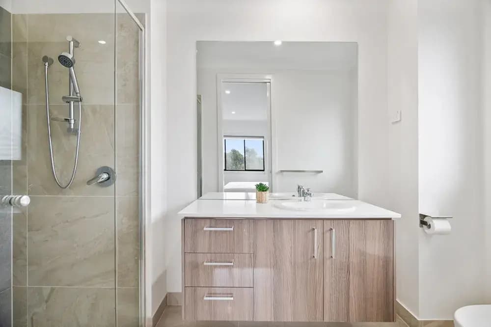 Spacious 5-bed Home in Peaceful Point Cook - photo 11