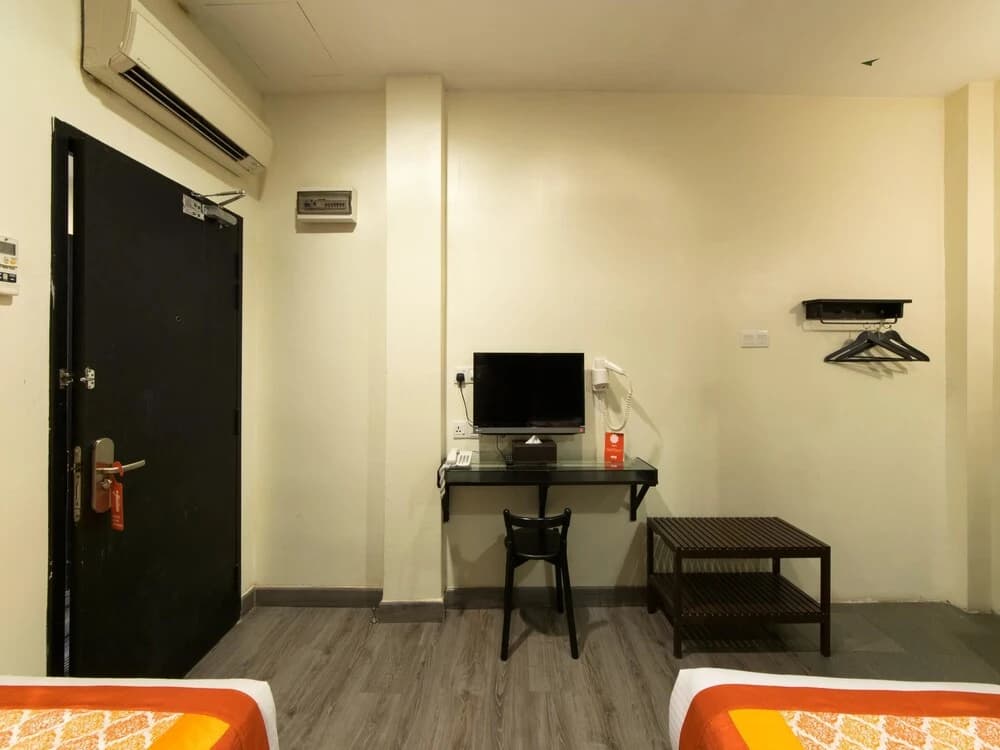OYO 136 Ceria Hotel - photo 12