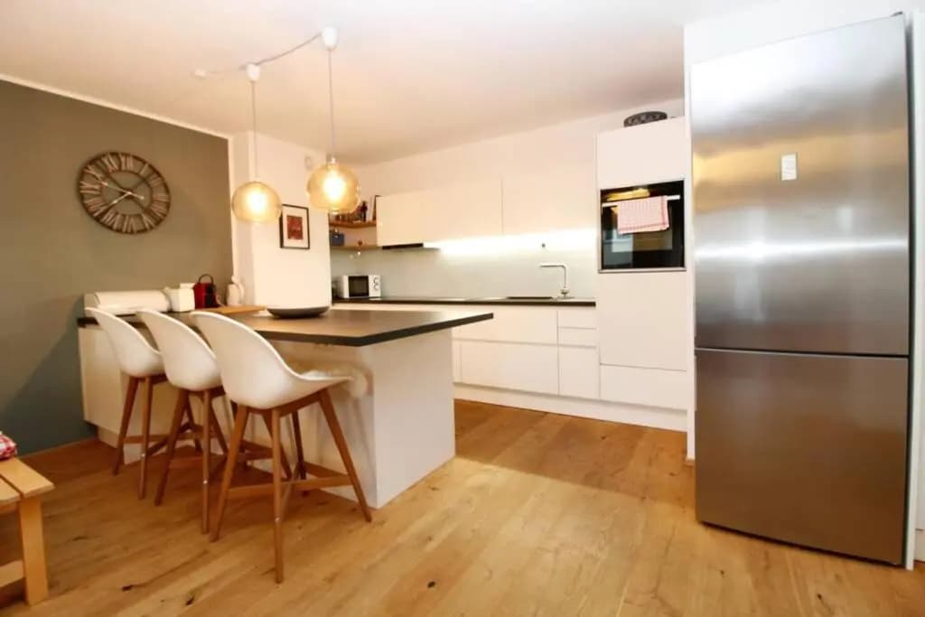 MODERN spacious, 2 BEDROOM, FREE PARKING - photo 11