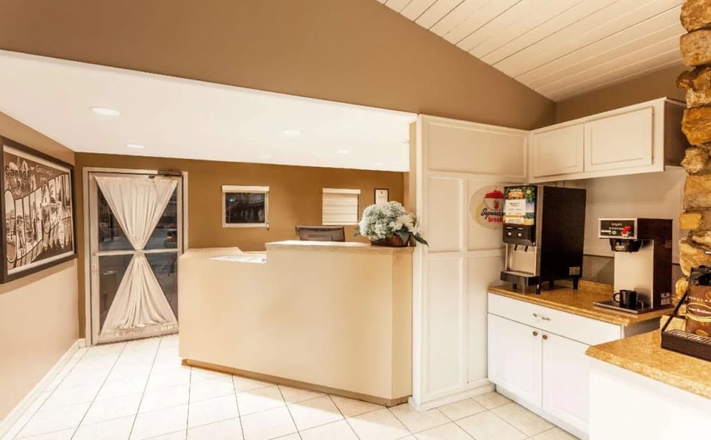 Super 8 by Wyndham Canoga Park - photo 14