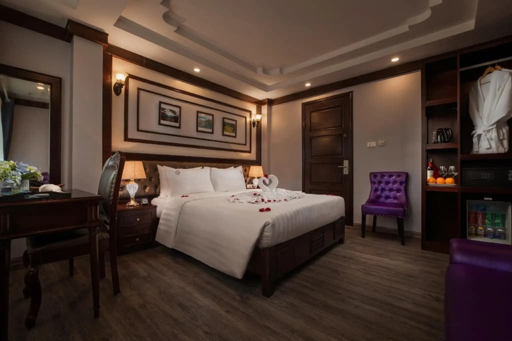 Madelise Central Hotel & Travel - photo 4