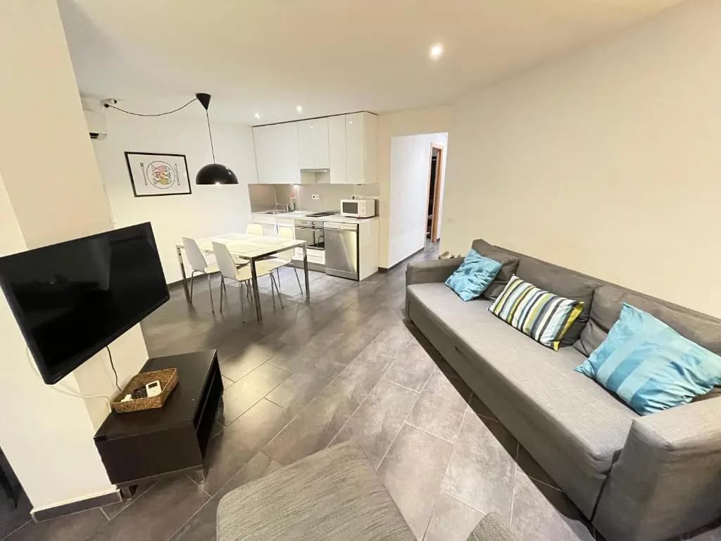 Gorgeous Apartment In Downtown - photo 3
