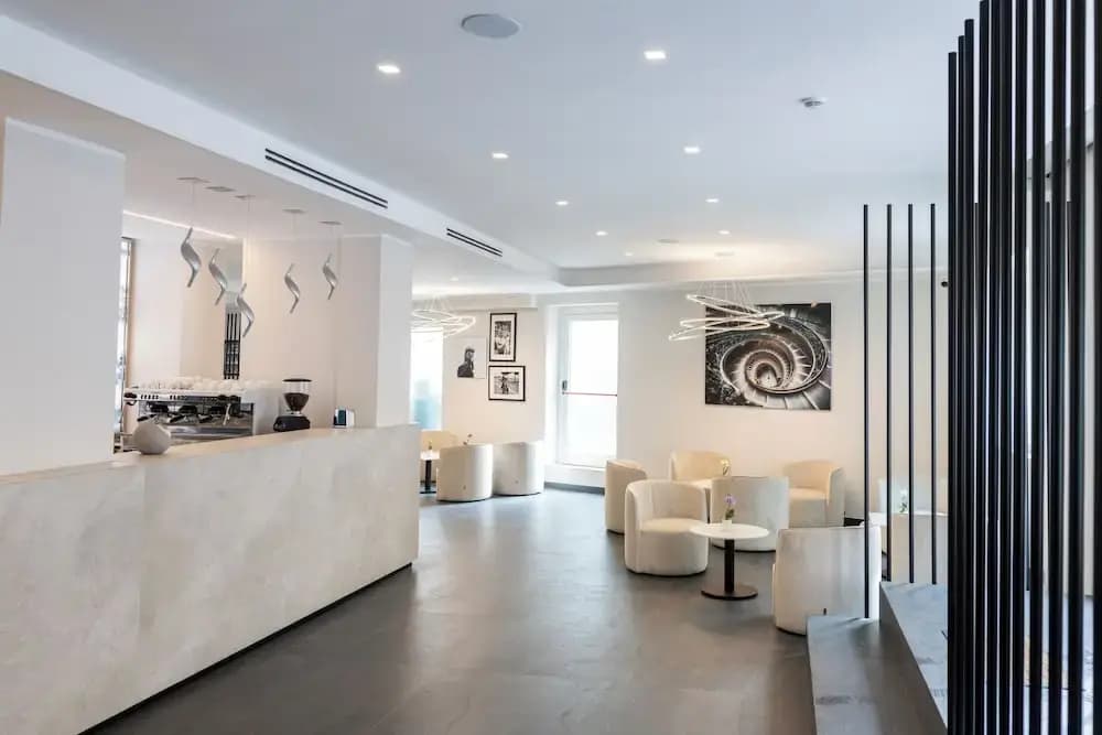 J Maluni City Hotel - photo 3