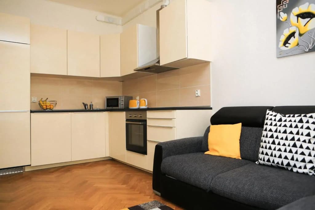 Yellow apartment few steps from metro - photo 1