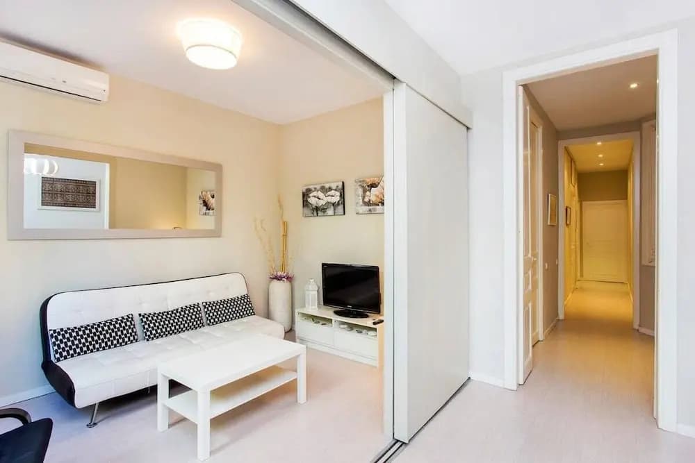 Trendy 3 Bedroom Flat in Central Area - photo 4