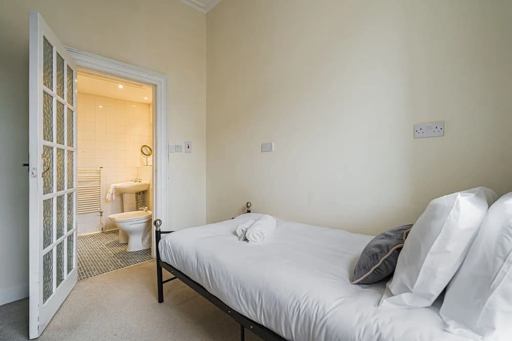 Spacious 3BR New Town Apartment - photo 5