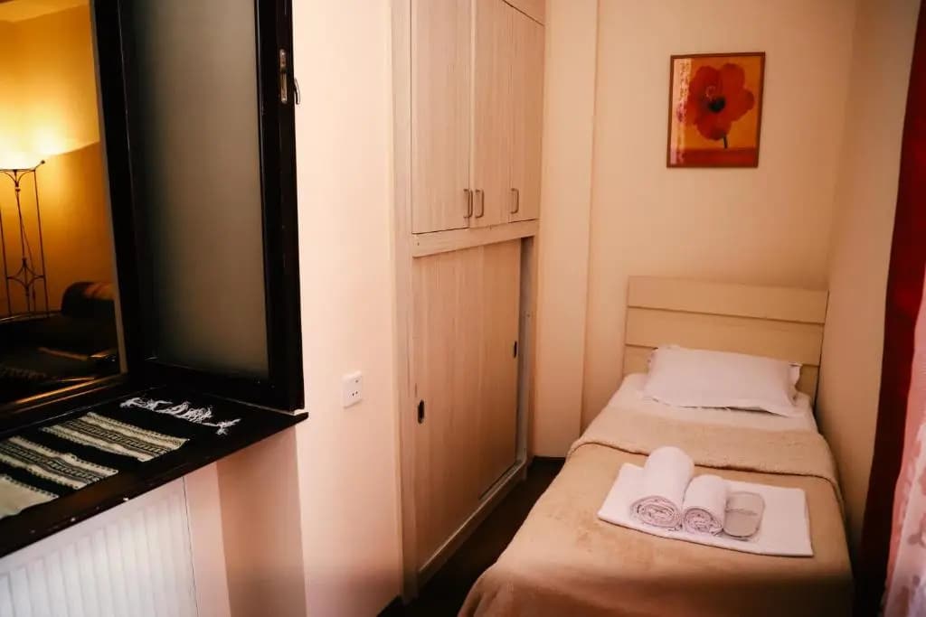 Apartment Number 12 - photo 2