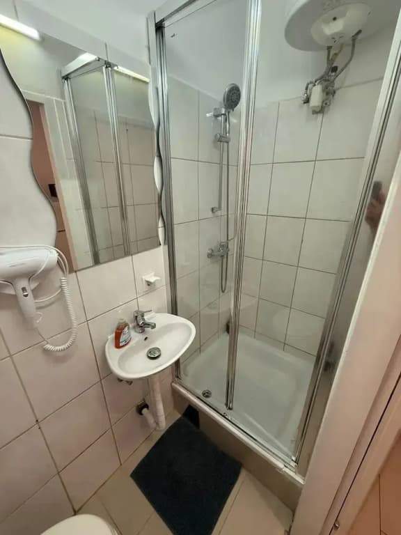 Budget 1BR Apt Close to Westbahnhof - photo 5