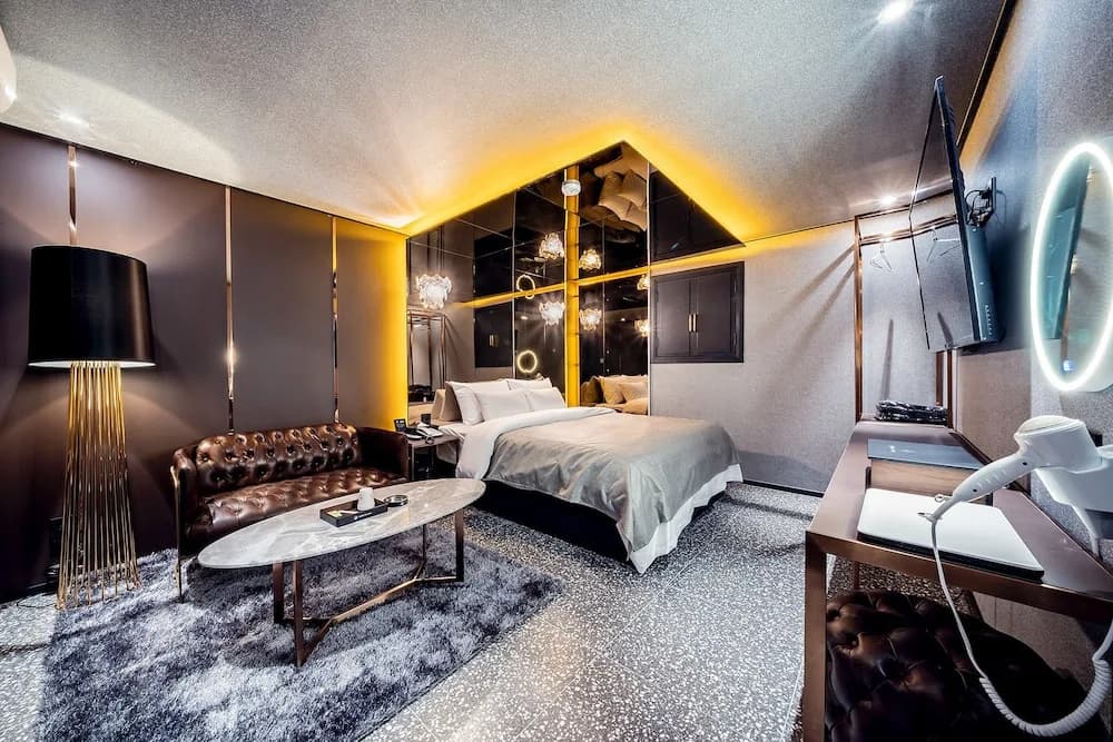 The Gray Hotel - photo 6