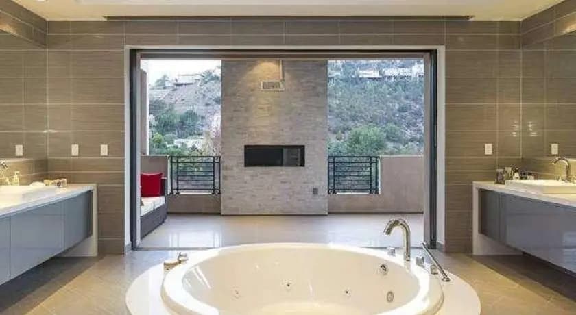 Zorada - Private Hollywood Hills Luxury With Endless Amenities and City Views - photo 9