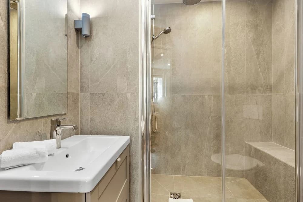 Bright Parisian 1BR by Champs - photo 6