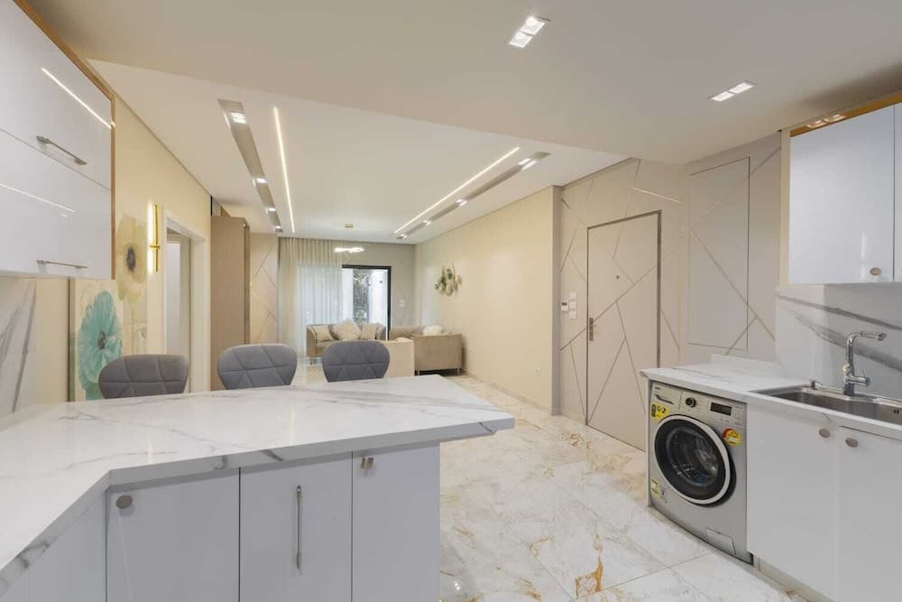 ELITE New Modern 3BR Apartment - photo 11