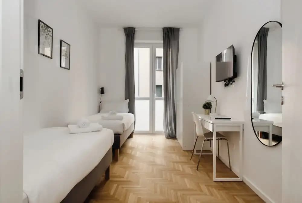 Beautiful apt with 2 balconies - photo 1